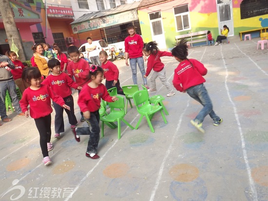 河南臺前紅纓第一幼兒園舉辦親子運動會
