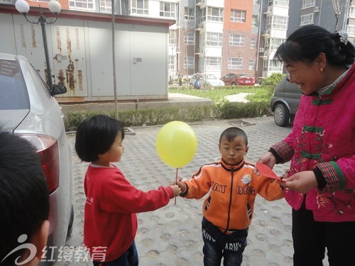 河北廊坊紅纓小神龍幼兒園“進(jìn)社區(qū) 送愛(ài)心”活動(dòng)