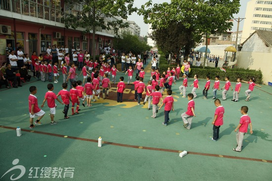 山西運(yùn)城東鎮(zhèn)紅纓貝貝幼兒園舉辦六一親子運(yùn)動會