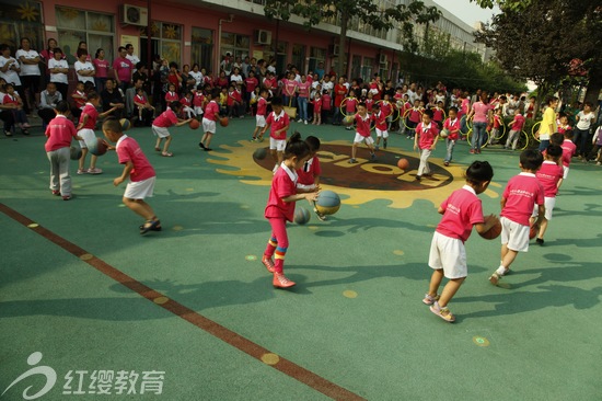 山西運(yùn)城東鎮(zhèn)紅纓貝貝幼兒園舉辦六一親子運(yùn)動會