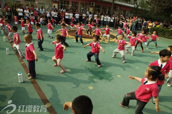 山西運(yùn)城東鎮(zhèn)紅纓貝貝幼兒園舉辦六一親子運(yùn)動會