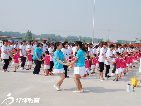 河北白溝紅纓晨陽幼兒園舉辦大型親子廣場舞活動