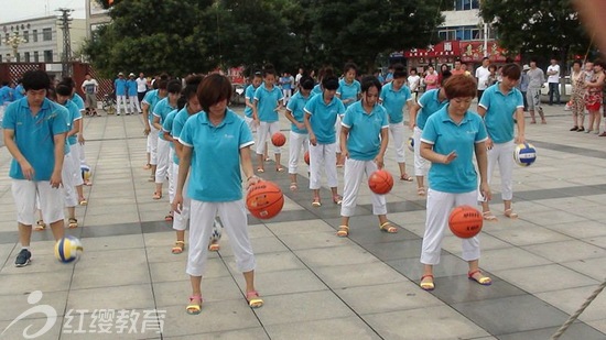 遼寧營口紅纓鴻城書香苑幼兒園舉辦首屆親子廣場舞活動