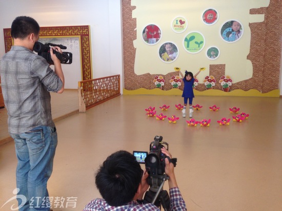 福建晉江電視臺《彩虹橋》欄目組蒞臨青陽紅纓幼兒園現(xiàn)場錄制