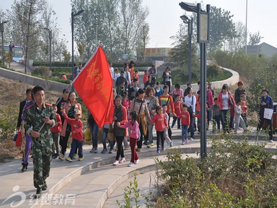 山東高密紅纓向陽幼兒園舉辦采摘秋游活動