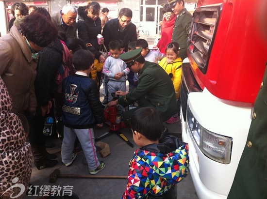 河北南宮紅纓清華寶貝中英文幼兒園組織幼兒參觀消防大隊(duì)