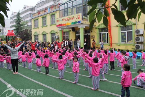 山東棗莊紅纓世紀(jì)花園幼兒園舉辦春季親子運(yùn)動(dòng)會(huì)