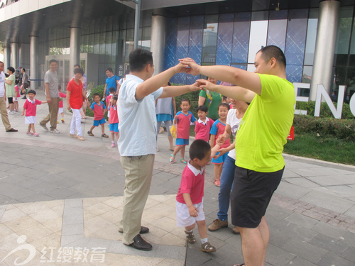 山東濟(jì)寧紅纓煤化幼兒園舉辦慶六一游學(xué)活動(dòng)