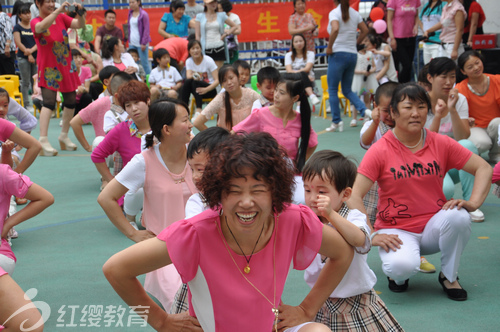 河北承德紅纓寬城幼兒園舉辦大型親子廣場舞活動(dòng) 