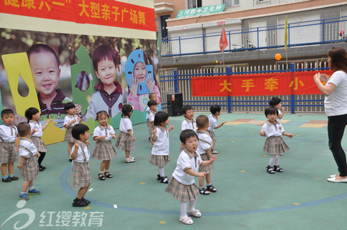 河北承德紅纓寬城幼兒園舉辦大型親子廣場舞活動(dòng) 