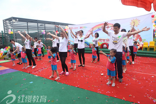 江西贛州尋烏紅纓商業(yè)中心幼兒園舉辦迎六一親子文藝匯演