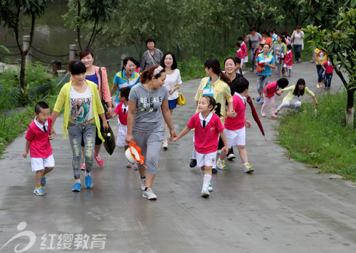 陜西安康紅纓高新幼兒園組織“初夏采摘”活動(dòng)