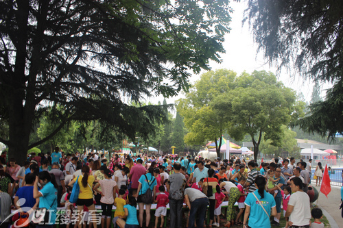 湖北丹江口紅纓陽(yáng)光寶貝幼兒園舉辦幼兒長(zhǎng)卷畫活動(dòng)