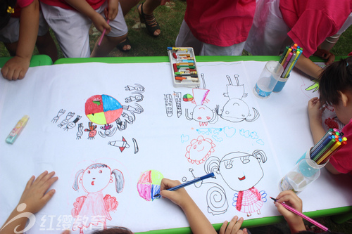 湖北丹江口紅纓陽(yáng)光寶貝幼兒園舉辦幼兒長(zhǎng)卷畫活動(dòng)