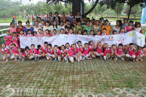 湖北丹江口紅纓陽(yáng)光寶貝幼兒園舉辦幼兒長(zhǎng)卷畫活動(dòng)