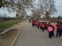 來到了東海神廟遺址，帶領幼兒參觀。